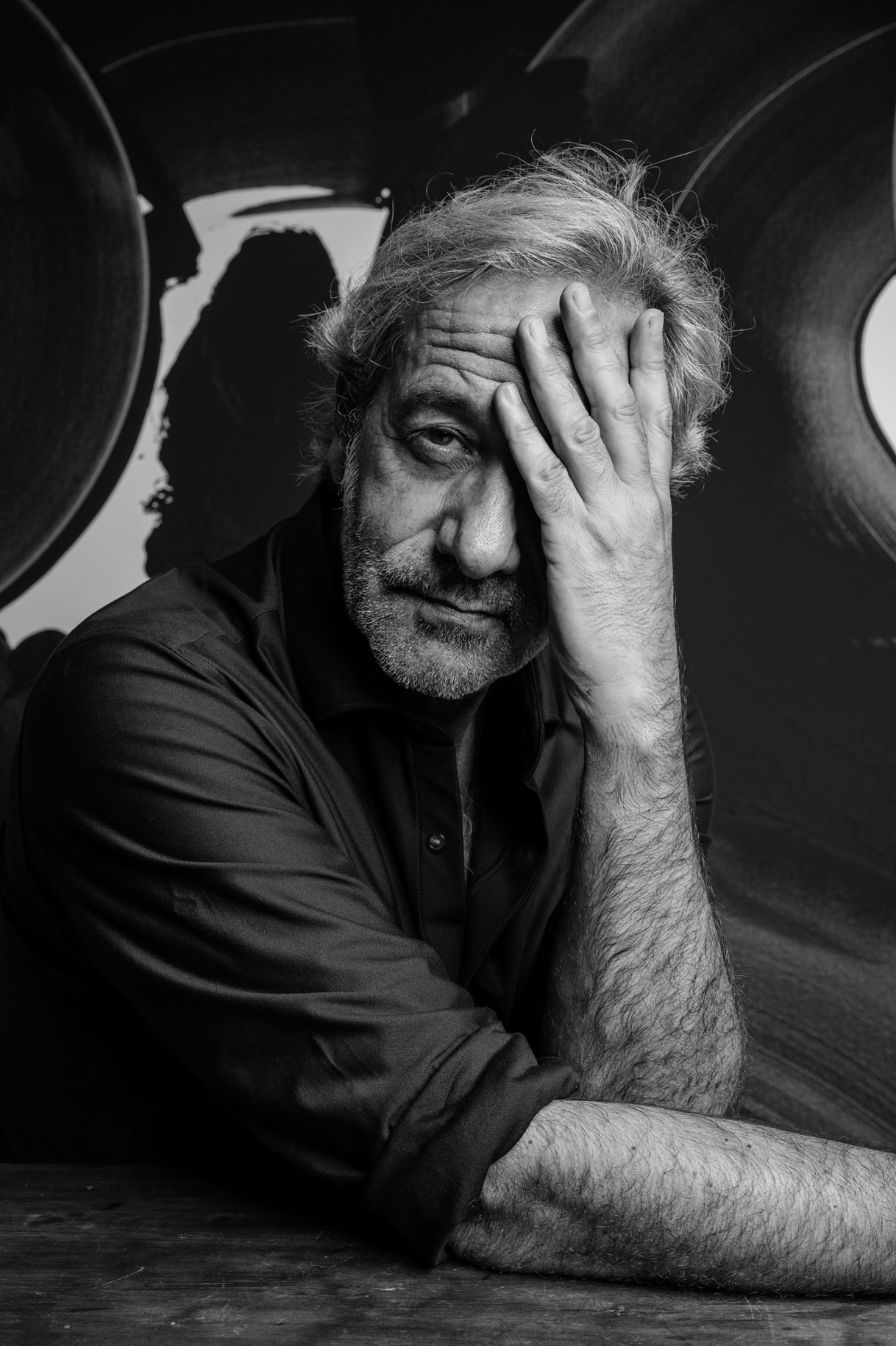 Iñaki Moreno con la mano en la frente, retratado sobre un fondo pintado