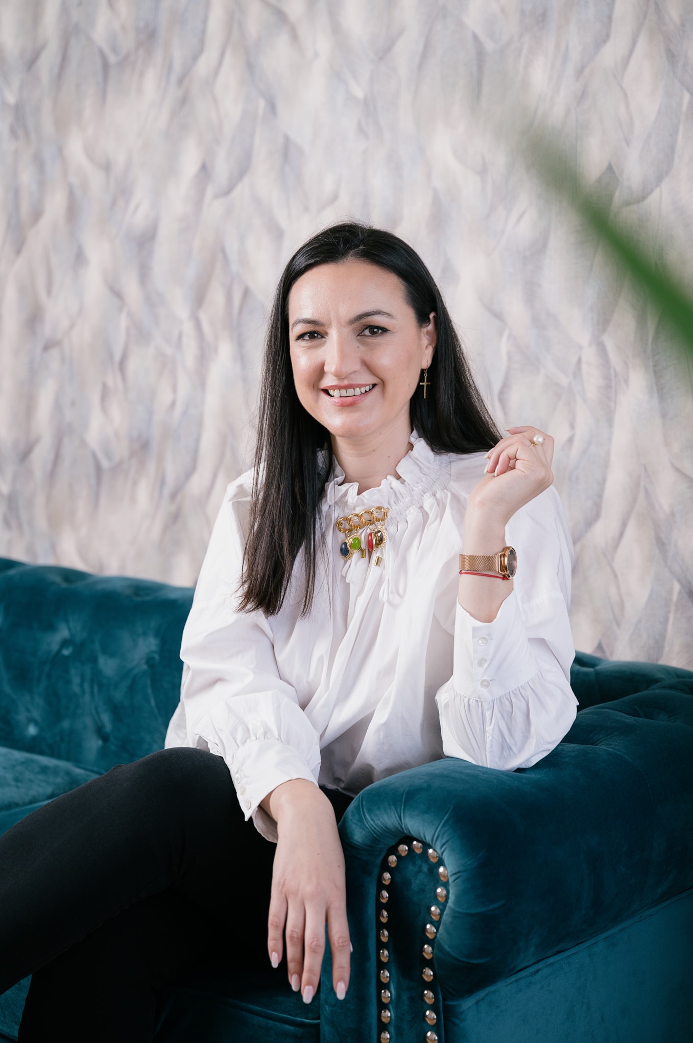 Retrato de Daniela Constantin sentada en un sillón de terciopelo verde